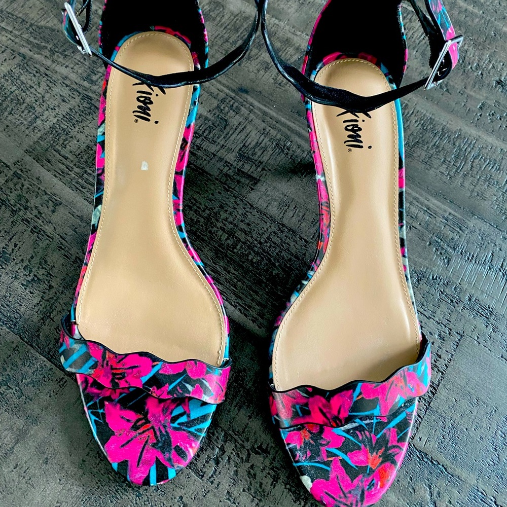 New never worn Fiona multicoloured Size 8 Sandals